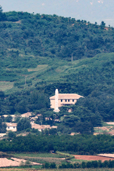 한미연합연습 ‘을지프리덤실드’(을지자유의방패·UFS)를 하루 앞둔 21일 오전 경기도 파주시 오두산 통일전망대에서 바라본 북한 황해북도 개풍군 일대에 김일성 사적관 탑이 보이고 있다. 2022.8.21  연합뉴스