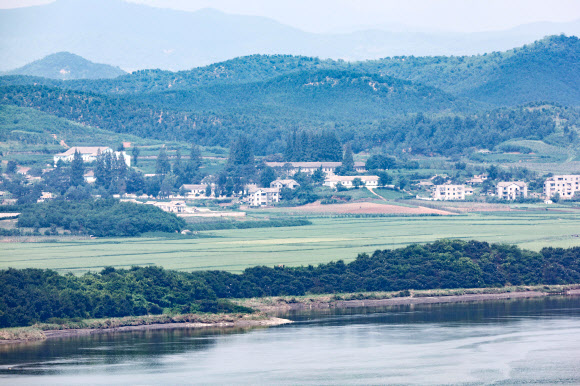 한미연합연습 ‘을지프리덤실드’(을지자유의방패·UFS)를 하루 앞둔 21일 오전 경기도 파주시 오두산 통일전망대에서 바라본 북한 황해북도 개풍군 일대가 적막하다. 2022.8.21  연합뉴스