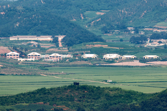 한미연합연습 ‘을지프리덤실드’(을지자유의방패·UFS)를 하루 앞둔 21일 오전 경기도 파주시 오두산 통일전망대에서 바라본 북한 황해북도 개풍군 일대가 적막하다. 2022.8.21  연합뉴스