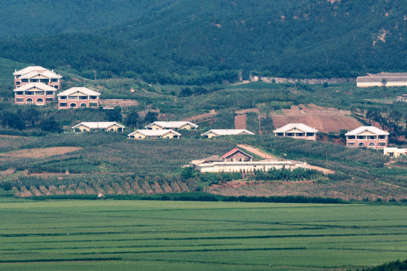 한미연합연습 ‘을지프리덤실드’(을지자유의방패·UFS)를 하루 앞둔 21일 오전 경기도 파주시 오두산 통일전망대에서 바라본 북한 황해북도 개풍군 일대가 적막하다. 2022.8.21  연합뉴스