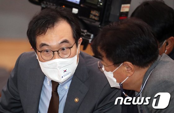 이도훈 외교부 제2차관(왼쪽). 뉴스1