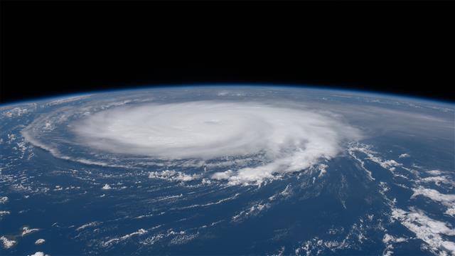 지구온난화로 인해 태풍과 같은 열대성 저기압의 발생 시기가 점점 빨라지고 있다. 국제우주정거장(ISS)에서 2021년 7월 대서양에서 발생한 허리케인을 찍은 사진. 미국 항공우주국(NASA) 제공