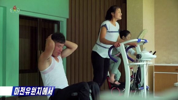 함흥 마전유원지서 운동하는 주민들