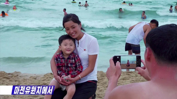 함흥 마전유원지서 기념사진 찰칵