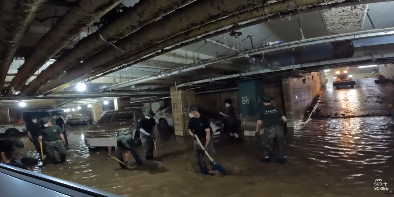 침수 피해 지역 대민 지원을 나온 군인들이 경기 성남시 판교의 한 오피스텔 지하 주차장에서 침수 현장을 복구하고 있는 모습. 자동차 리뷰 유튜버 모트라인 유튜브 캡처