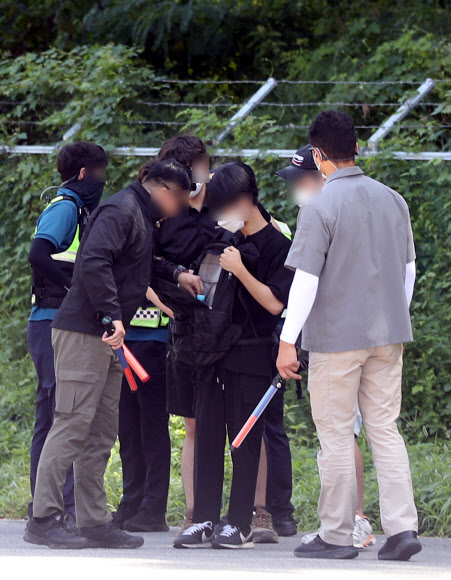 문재인 전 대통령 내외 사저 경호 강화 첫날인 22일 오전 사저에서 300여ｍ 떨어진 경남 양산시 하북면 평산마을 입구에서 경호처 직원이 방문객 가방을 검색하고 있다. 이날부터 문 전 대통령 내외 사저 300ｍ 떨어진 곳에서 대통령 경호처, 경찰이 위험물질 등을 검문 검색한다. 2022.08.22 연합뉴스