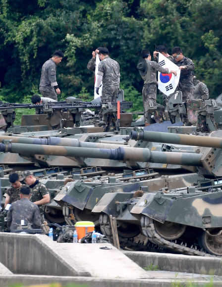 UFG훈련이 시작된 22일 경기도 파주시의 한 군훈련장에서 장병들이 전차정비를 하고 있다. 2022.8.22 박지환기자 popocar@seoul.co.kr