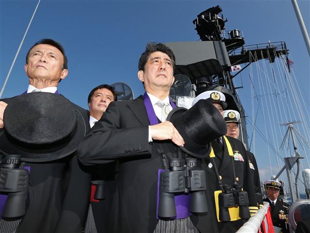 우리 해군이 오는 11월 열리는 일본 해상자위대 관함식 참가를 검토하고 있다. 사진은 2015년 10월 해상자위대 관함식에서  아베 신조(가운데)  당시 총리 등 각료들이 사열을 맏는 모습. AFP 연합뉴스