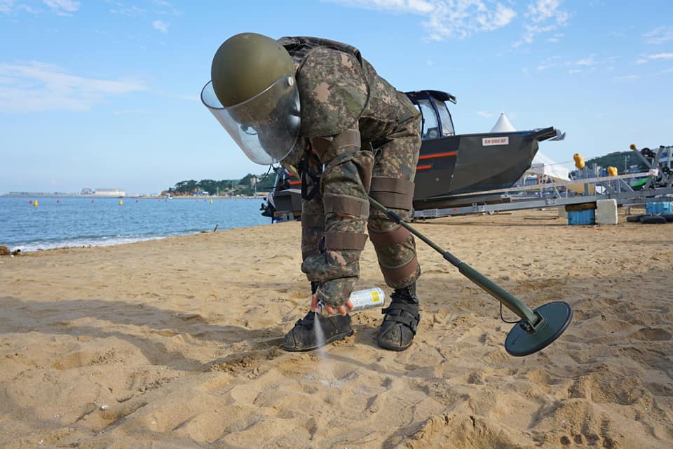 유실지뢰 탐색 작전 펼치는 육군 장병들. 대한민국 육군 페이스북