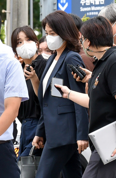 더불어민주당 이재명 의원의 부인 김혜경씨가 ‘법인카드 사적 유용 의혹’과 관련, 조사를 받기위해 23일 오후 경기도 수원시 경기남부경찰청에 출석하고 있다. 경찰은 김씨가 지난해 8월2일 민주당 관련 인사 3명과 점심 식사를 하면서 이들의 점심값이 경기도 업무추진비 카드로 결제된 의혹을 수사하고 있다. 2022.08.23. 뉴시스