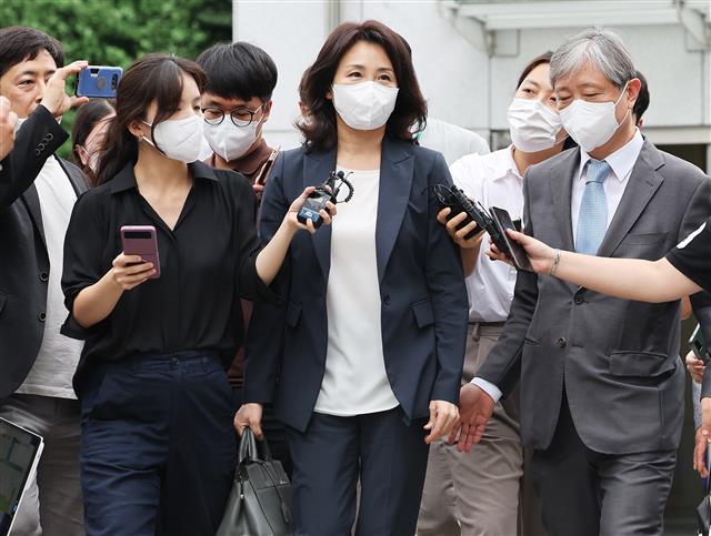 질문 받으며 경찰 출석하는 김혜경 씨