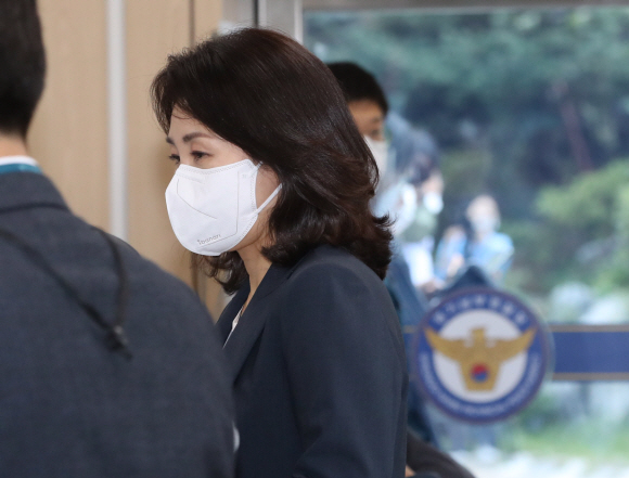 이재명 더불어민주당 의원(인천 계양을)의 배우자 김혜경씨가 23일 오후 경기 수원시 장안구 경기남부경찰청에 ‘법인카드 유용 의혹’ 관련 조사를 받기 위해 출석하고 있다. 2022. 8. 23 오장환 기자