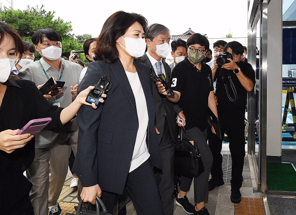 더불어민주당 당 대표에 도전 중인 이재명 의원의 배우자인 김혜경 씨가 ‘법인카드 유용 의혹’ 사건 조사를 받기 위해 23일 경기도 수원시 경기남부경찰청에 출석하고 있다. 2022.8.23 오장환 기자