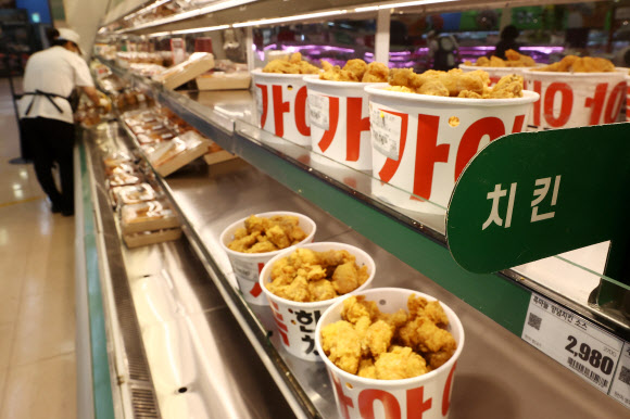 1만원 이하의 대형마트 치킨이 인기를 끌고 있는 가운데 10일 서울 시내 한 대형마트에서 한통치킨이 판매되고 있다. 2022.8.10 연합뉴스