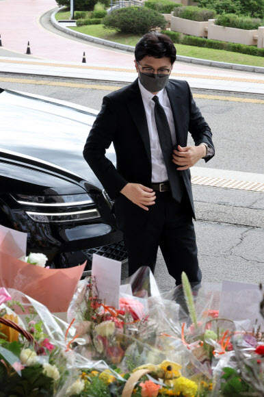 취임 100일 축하 화환 바라보는 한동훈 법무장관