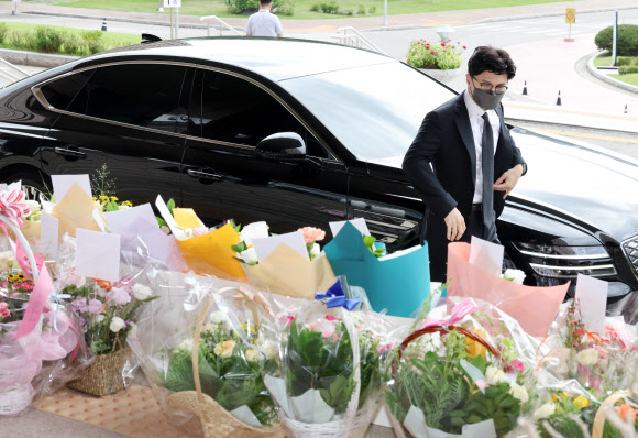 취임 100일 축하 화환 살펴보는 한동훈 법무장관