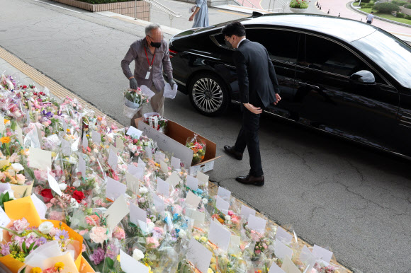 인사하는 한동훈 법무부 장관