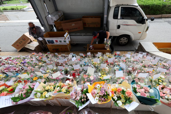 트럭으로 배달되는 축하 화환