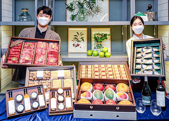 서울 강남에 있는 현대백화점 무역센터점에서 직원들이 추석 선물세트를 소개하고 있다. 현대백화점 제공