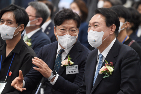 윤석열 대통령(오른쪽)이 24일 서울 서초구 aT센터에서 동아일보 주최로 열린 ‘2022 창농·귀농 고향사랑 박람회’ 개막식에서 김재호 동아일보 사장과 이야기를 나누고 있다. 2022. 8. 24 박지환 기자