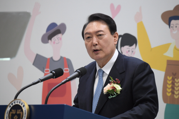 윤석열 대통령이 24일 서울 서초구 aT센터에서 동아일보 주최로 열린 ‘2022 창농·귀농 고향사랑 박람회’ 개막식에서 축사를 하고 있다. 2022. 8. 24 박지환 기자