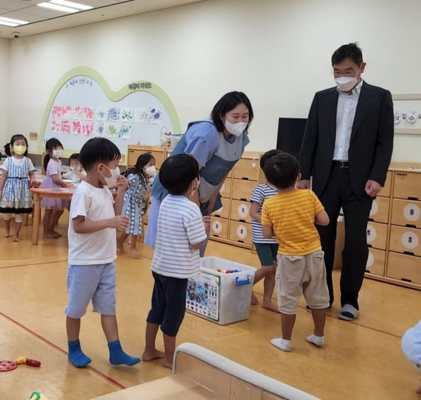 24일 서울 상일동 삼성엔지니어링 글로벌엔지니어링센터 내 어린이집을 방문한 이재용 삼성전자 부회장이 아이들과 인사를 나누고 있다. 삼성엔지니어링 직원 SNS