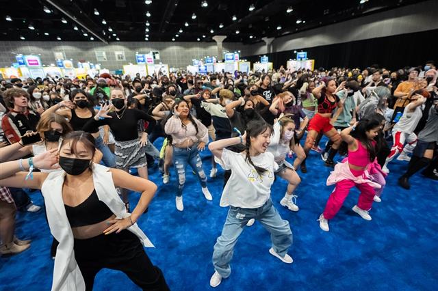 행사장인 LA컨벤션센터에서 관객들이 케이팝을 즐기는 장면. CJ ENM 제공
