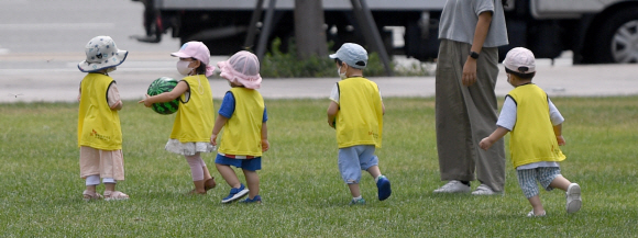 24일 서울 시청광장에서 어린이집 원생들이 풀밭을 뛰어다니며 늦여름의 바람을 즐기고 있다. 2022.8.24 박지환기자