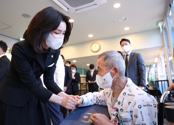 지난 6월 6일 김건희 여사가 서울 강동구 중앙보훈병원을 방문해 입원 치료 중인 국가유공자들을 위로하고 있다. 연합뉴스