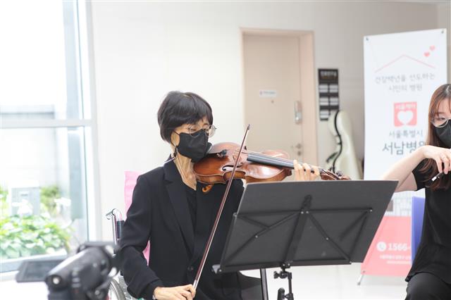 바이올리니스트 정승혜씨가 서울시 서남병원 완화의료센터에서 지난 19일 열린 연주회에서 바이올린을 연주하고 있다. 서울시 서남병원 제공
