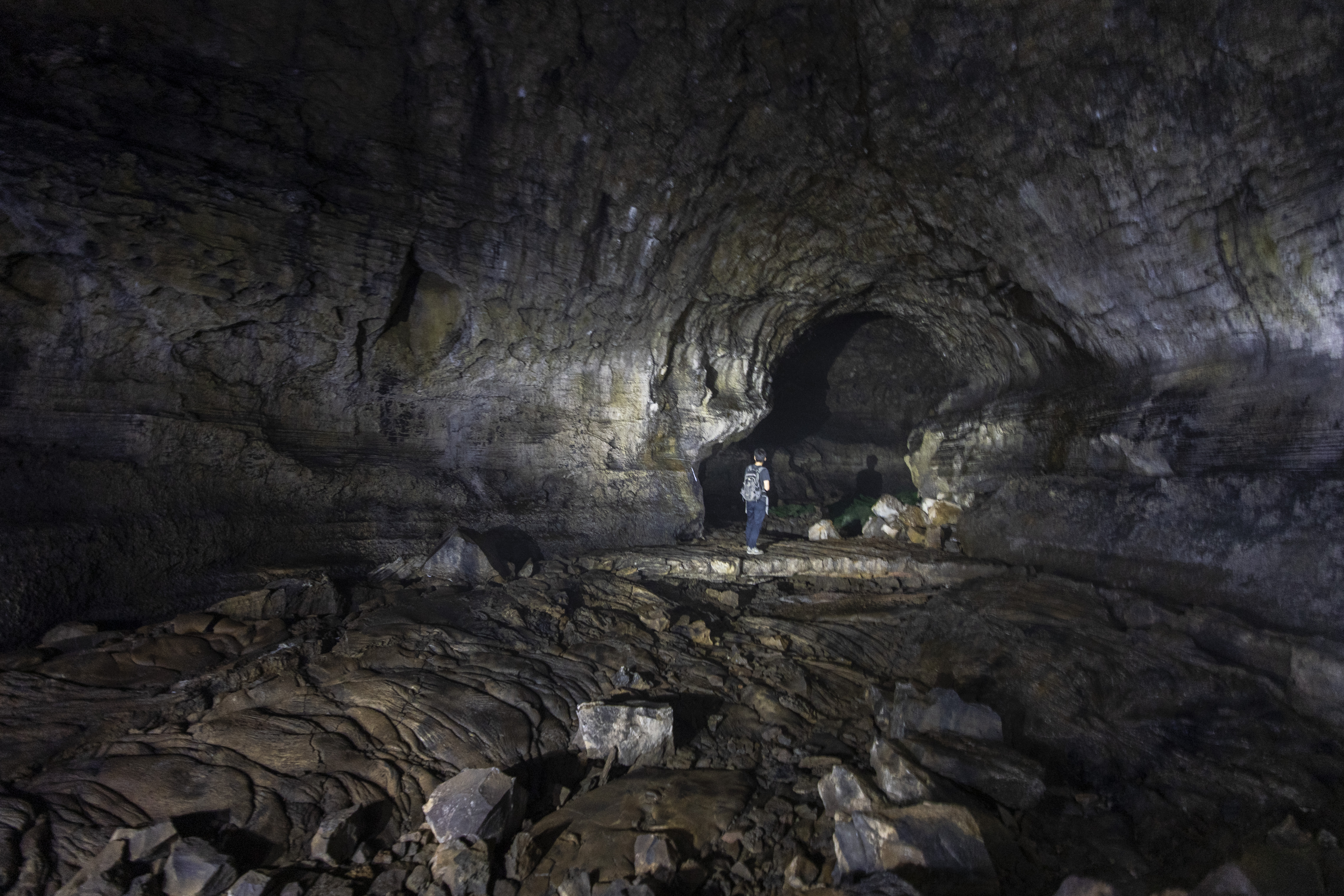 만장굴 1구간 내부에는 용암이 만든 다리 형태의 용암교가 있다.