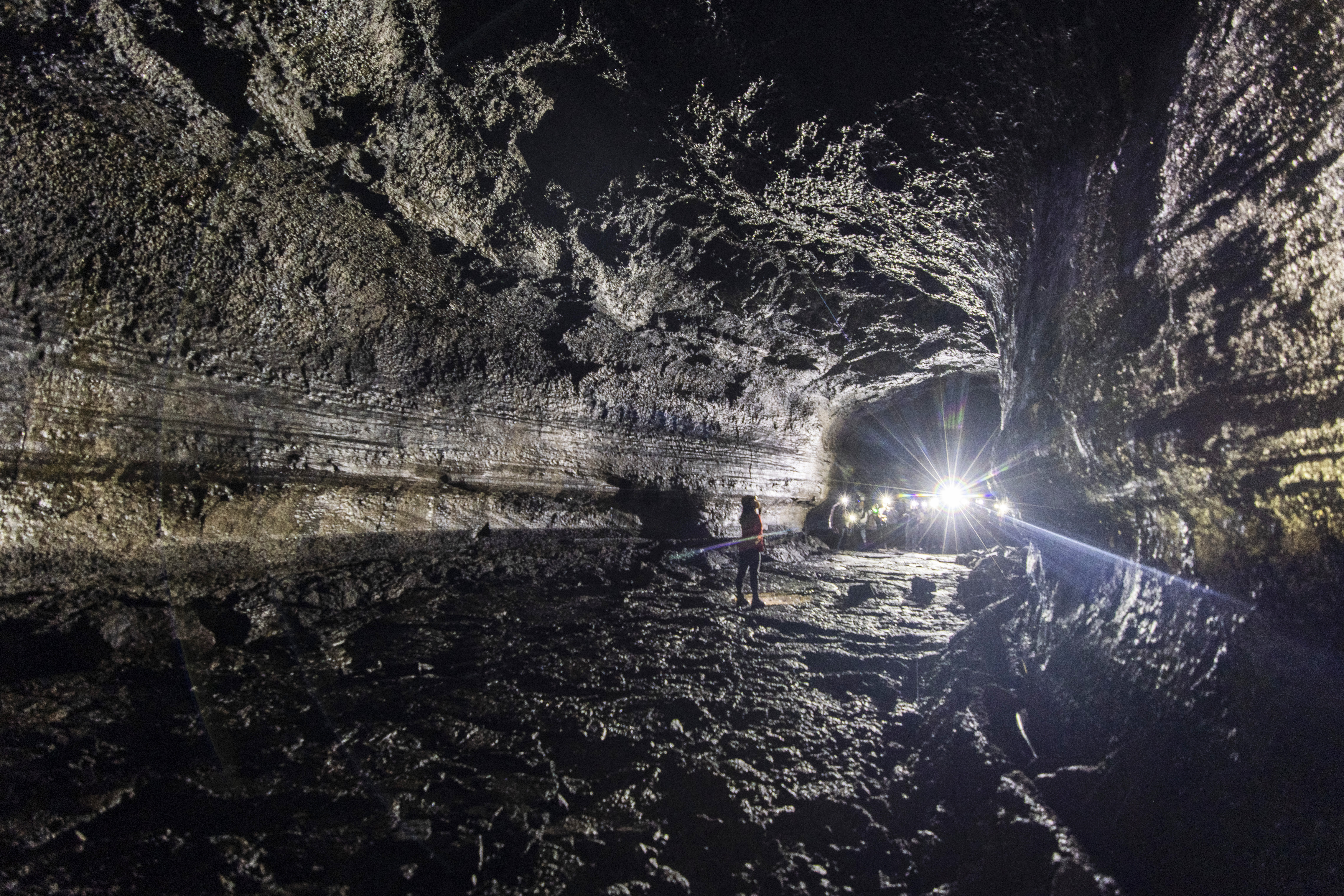 24일 제주 제주시 구좌읍 만장굴의 비공개 구간인 1구간을 찾은 취재진이 동굴 내부를 살펴보고 있다. 평소 2구간만 공개되는 만장굴은 오는 10월 열리는 ‘2022 제주세계유산축전’을 통해 비공개 구간까지 일반에게 공개된다.