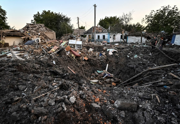 러시아군의 로켓 공격으로 파괴된 우크라이나 드니프로페트로우스트주 채플린의 주탁가. 2022.8.24 로이터 연합뉴스