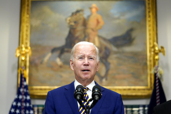 24일(현지시간) 백악관에서 학자금 대출 탕감 정책을 발표하는 조 바이든 미국 대통령. AP