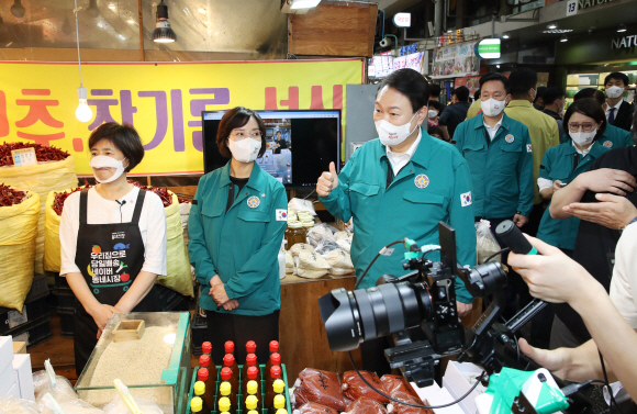 윤석열 대통령이 25일 서울 강동구 암사종합시장을 방문해 라이브 커머스 방송을 참관하며 엄지를 치켜 세우고 있다. 2022. 8. 25 박지환 기자