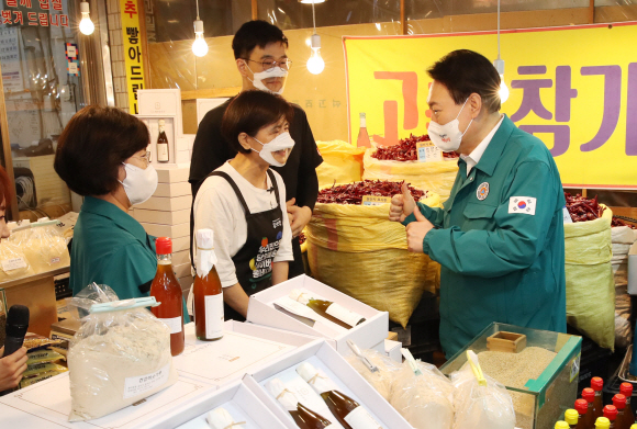 윤석열 대통령이 25일 서울 강동구 암사종합시장을 방문해 라이브 커머스 방송을 참관한 뒤 상인과 인사하고 있다. 2022. 8. 25 박지환 기자