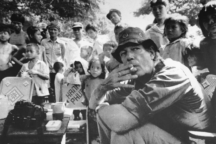 24일(이하 현지시간) 호주 뉴사우스웨일스(NSW)주 자택에서 78세를 일기로 세상을 떠난 영국의 전설적인 사진작가 팀 페이지가 1991년 11월 27일 캄보디아 침푸 어린이들에 둘러싸인 채 커피와 담배를 즐기고 있다. AP 자료사진 연합뉴스 