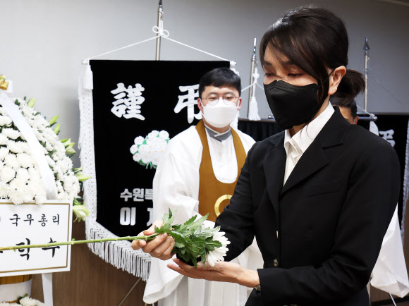 수원 세 모녀 빈소 찾은 김건희 여사