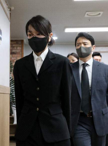 수원 세 모녀 빈소 들어서는 김건희 여사