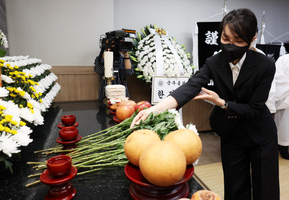 수원 세 모녀 빈소에 헌화하는 김건희 여사