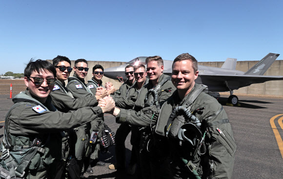 기념 촬영하는 양국 공군 조종사들