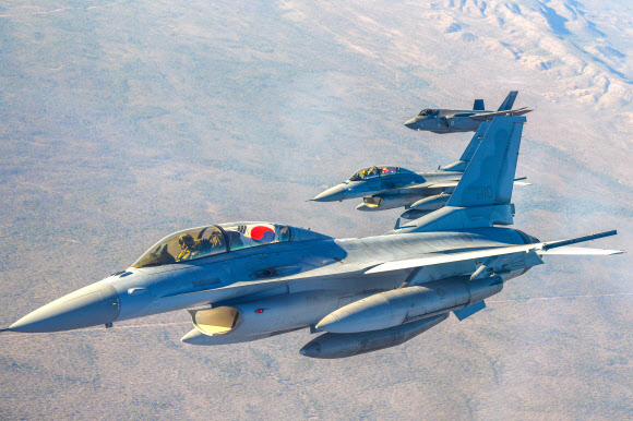 우리 공군 KF-16과 호주 F-35A 편대비행