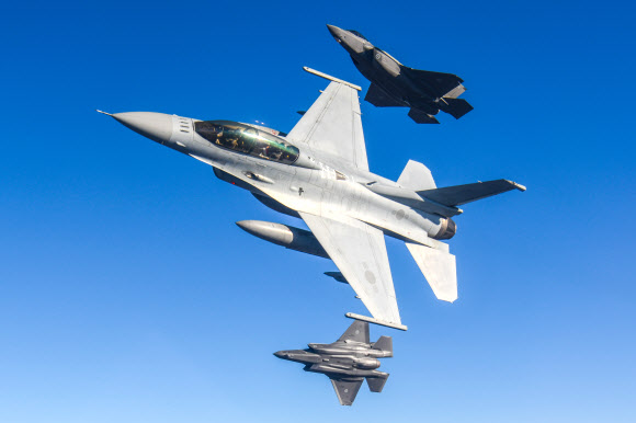 편대비행 하는 KF-16와 F-35A 전투기