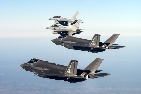우리 공군 KF-16과 호주 F-35A 편대비행