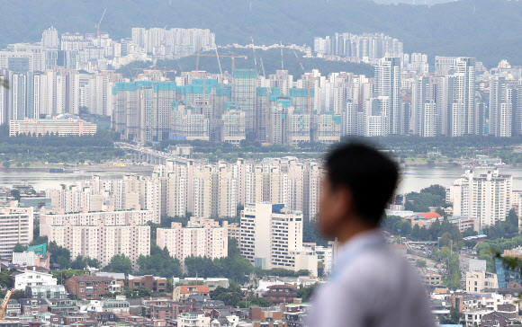 서울시가 시민들이 ‘깡통전세’ 사기를 당하지 않도록 3대 예방 서비스를 운영한다. 사진은 서울 남산에서 바라본 아파트 단지. 연합뉴스 