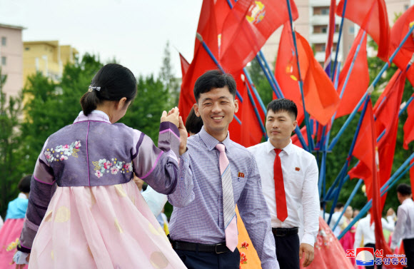 북한, 선군절 62주년 경축 청년학생들 무도회
