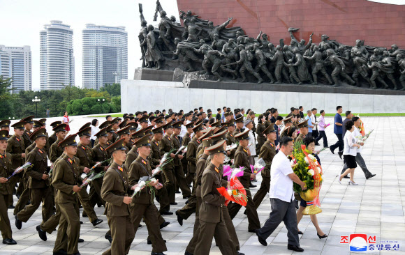 북한, 선군절 맞아 김일성?김정일 동상에 헌화