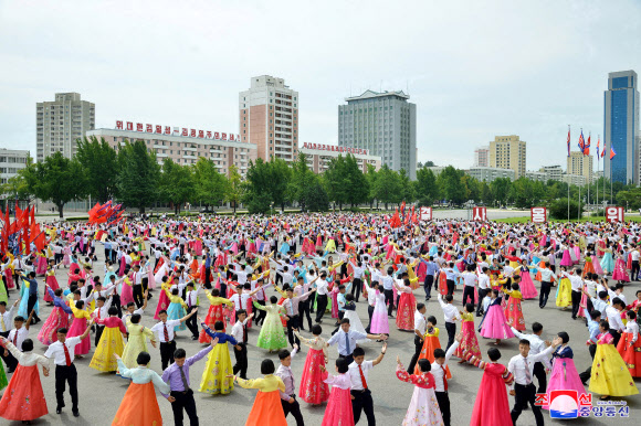 북한, 선군절 62주년 경축 청년학생들 무도회