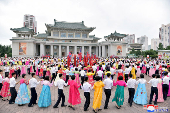 북한, 선군절 62주년 경축 청년학생들 무도회