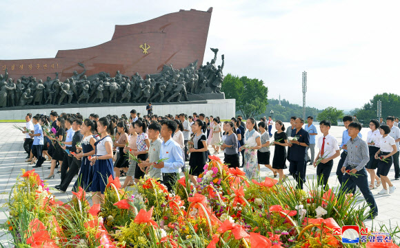 북한, 선군절 맞아 김일성?김정일 동상에 헌화